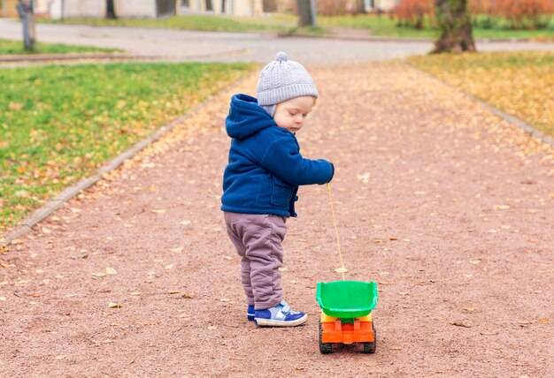 Do kiedy dziecko może jeździć na podstawce w samochodzie?