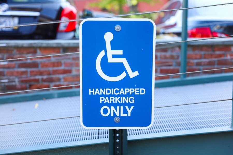 Do czego uprawnia karta parkingowa niepełnosprawni?