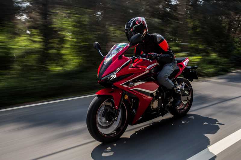 Kevlar czy skóra? Jak dobrać spodnie motocyklowe do stylu jazdy